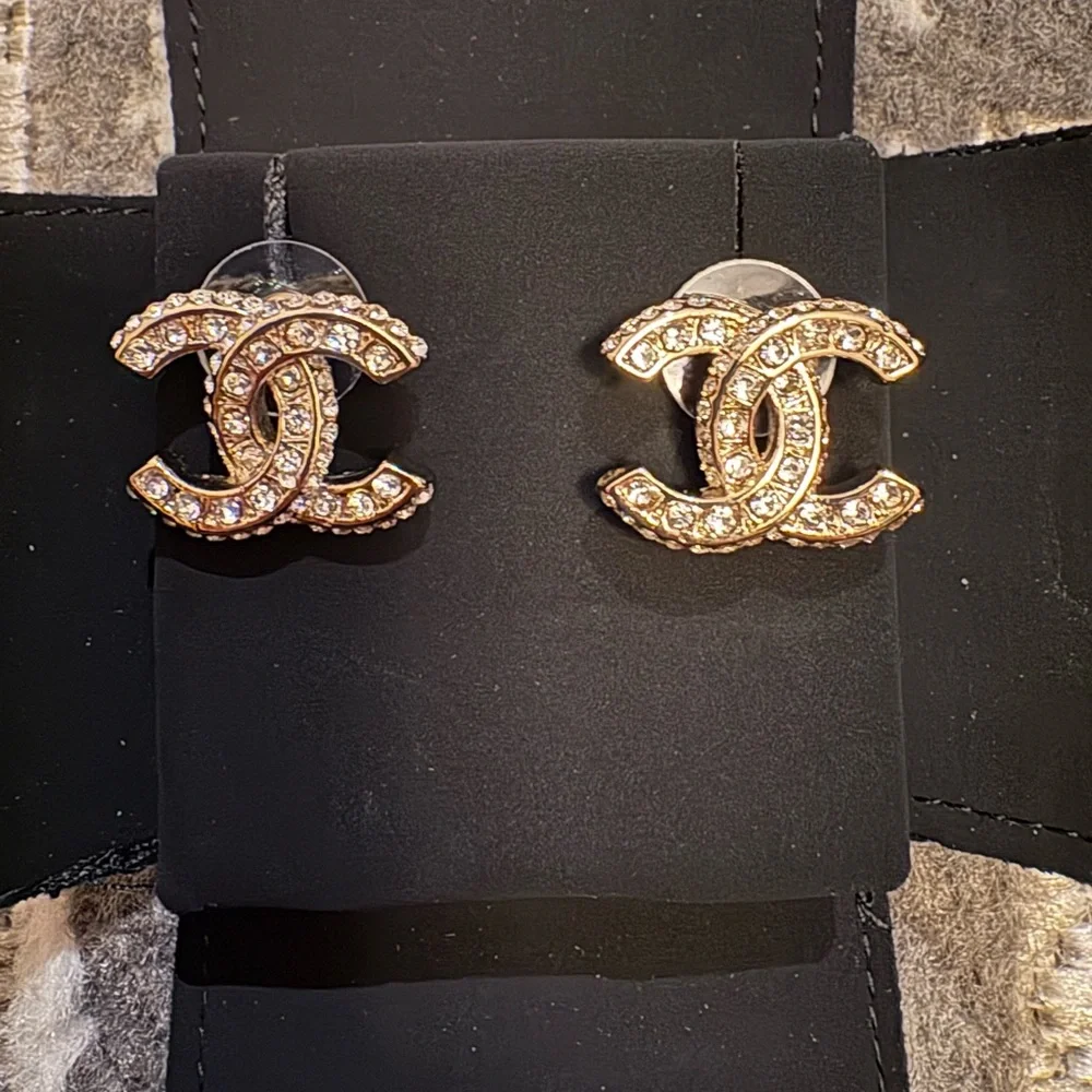 CHANEL Gold and pearl Logo Earrings - Picture 1 of 11